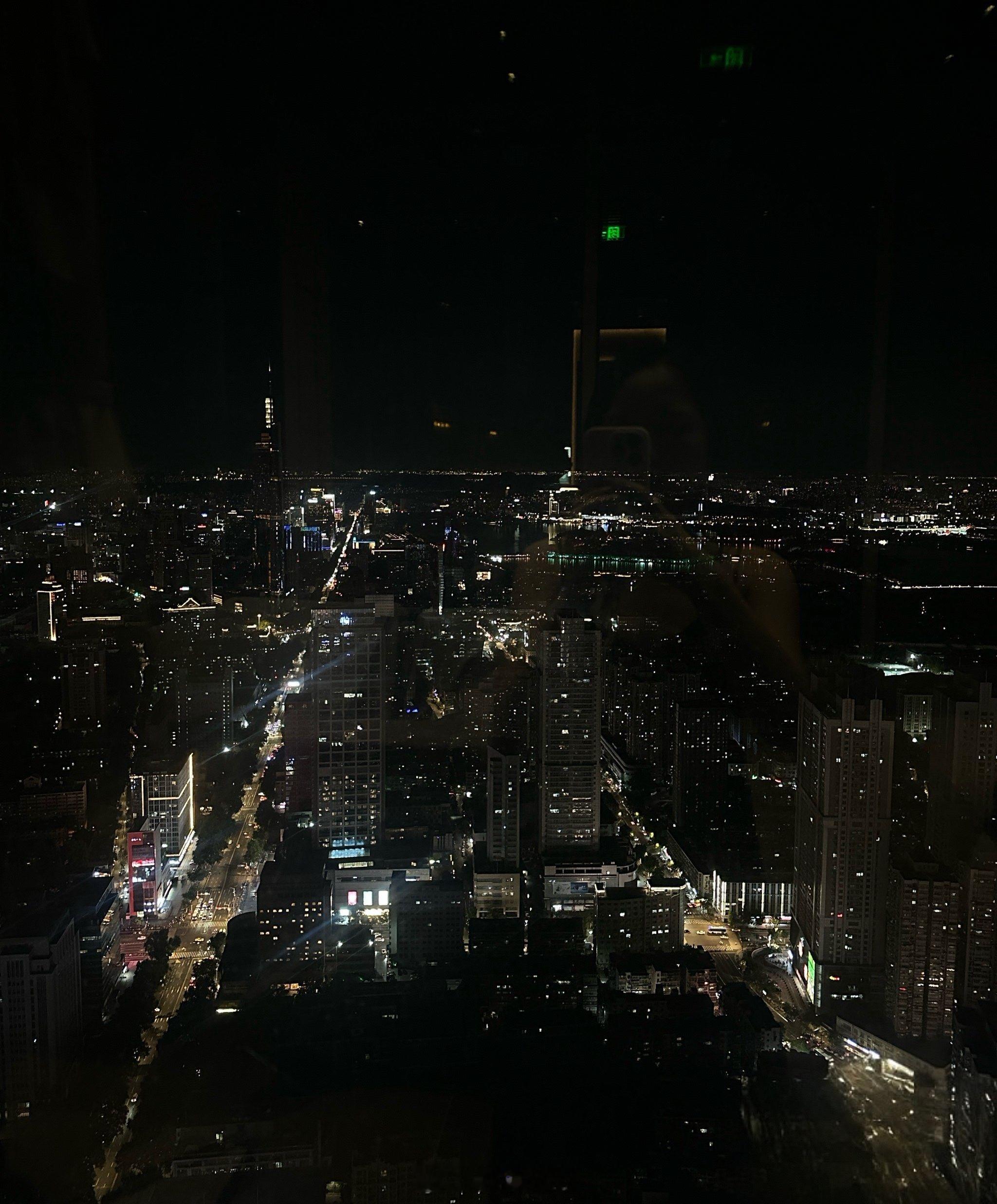 七夕，夜色就位，微醺时刻🍷视野超棒的酒吧，望着满城灯火，舒服度良宵！ 