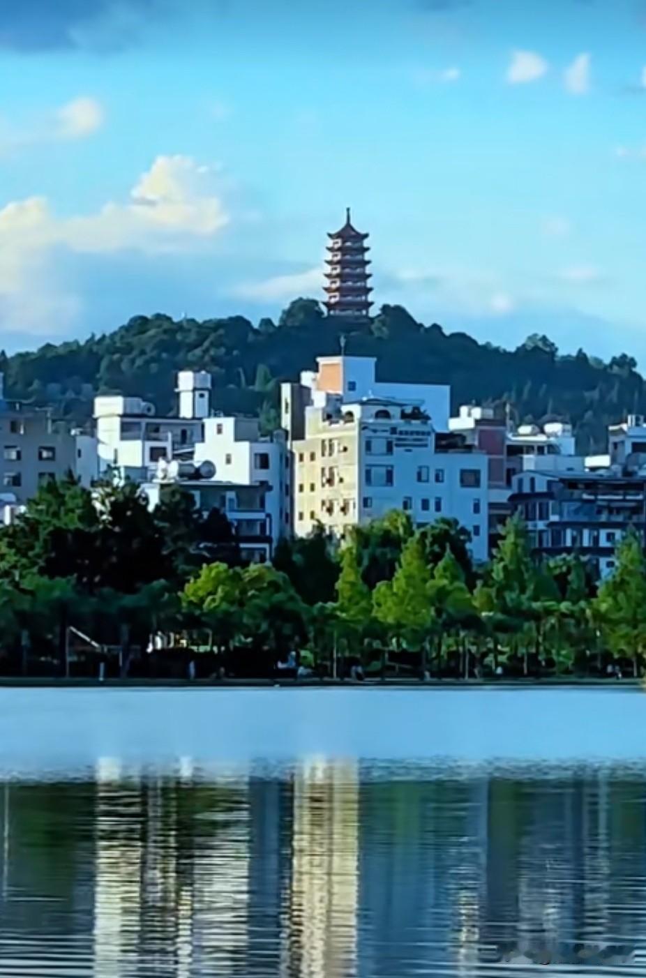 夏日生活打卡季阳光如碎金般洒在林间小径上，每一步都踏着光的涟漪。远山如黛，近水含