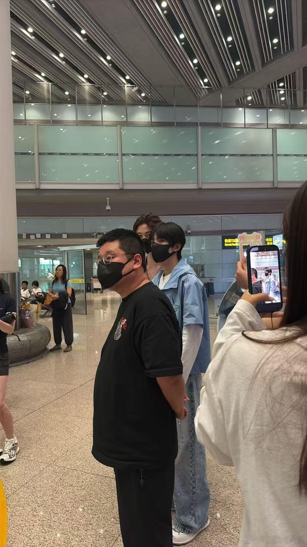 奥利淑元落地北京奥利淑元一同走出机场，路上小声交谈、互相照看，细碎的温柔全部藏在