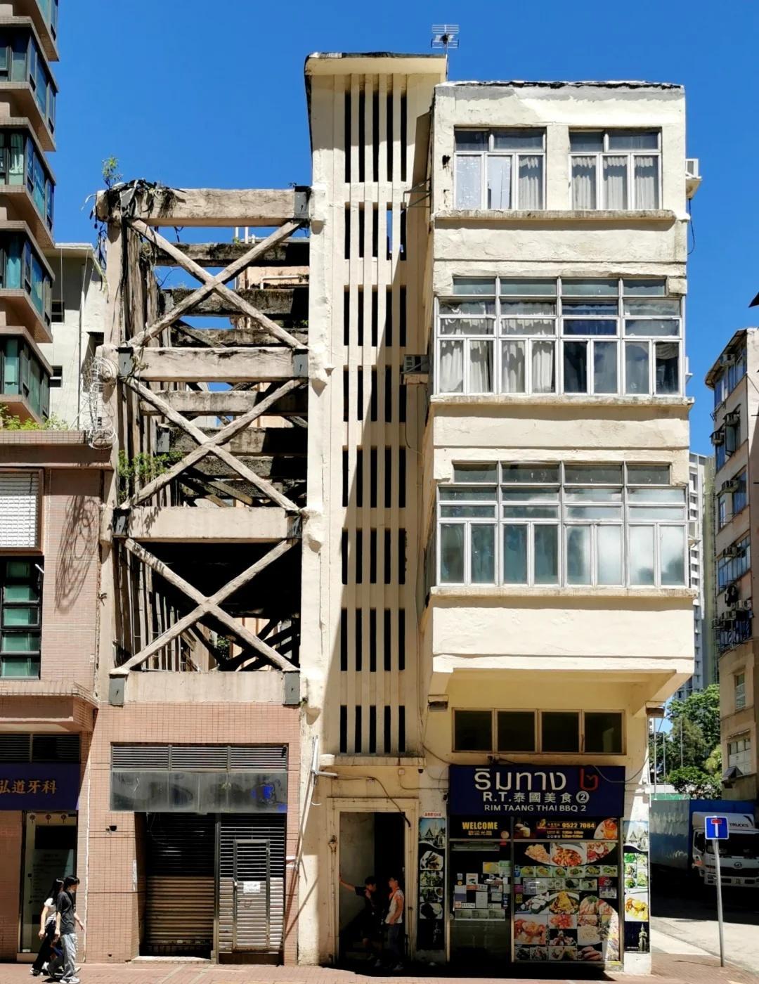 在红磡有一栋被拆了半边的旧唐楼依然企硬…
其实为什么有这个情况出现呢？ 竟然一栋