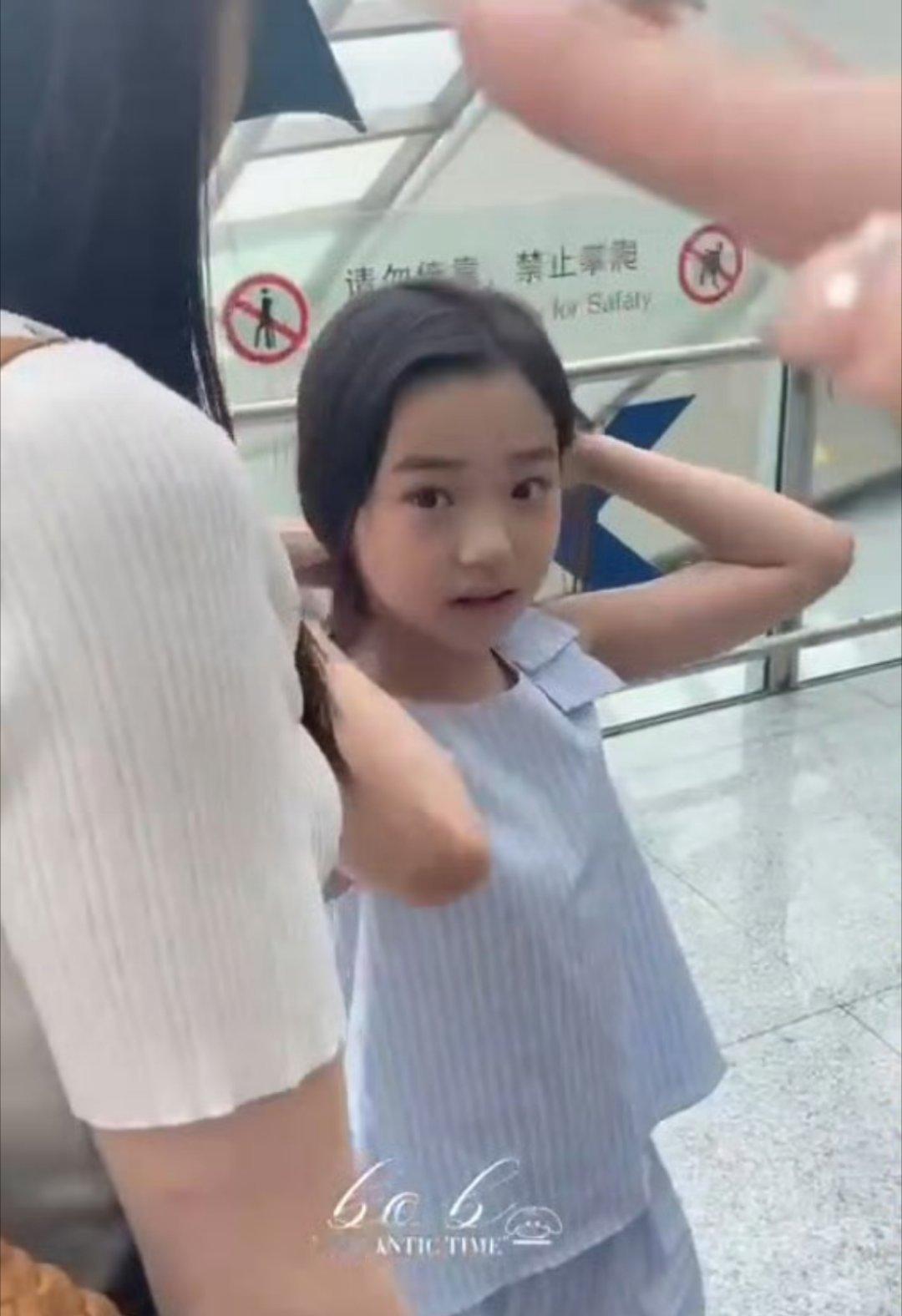 董璇小酒窝在机场没走出来过 非常能提供情绪价值，啥时候看到她都是乐呵呵的，能量真