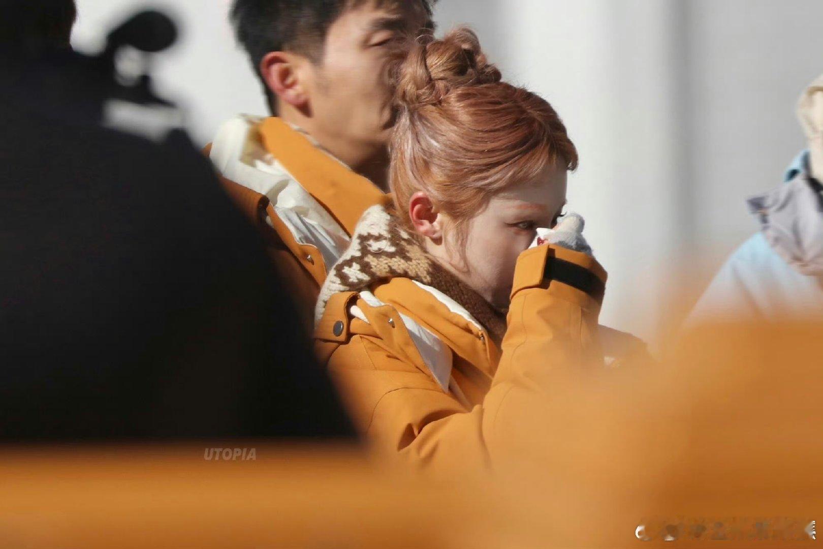 感性的她站在国旗下，望着飘扬的红旗，泪水里满是对祖国的深情与敬畏，跑男录制中的这