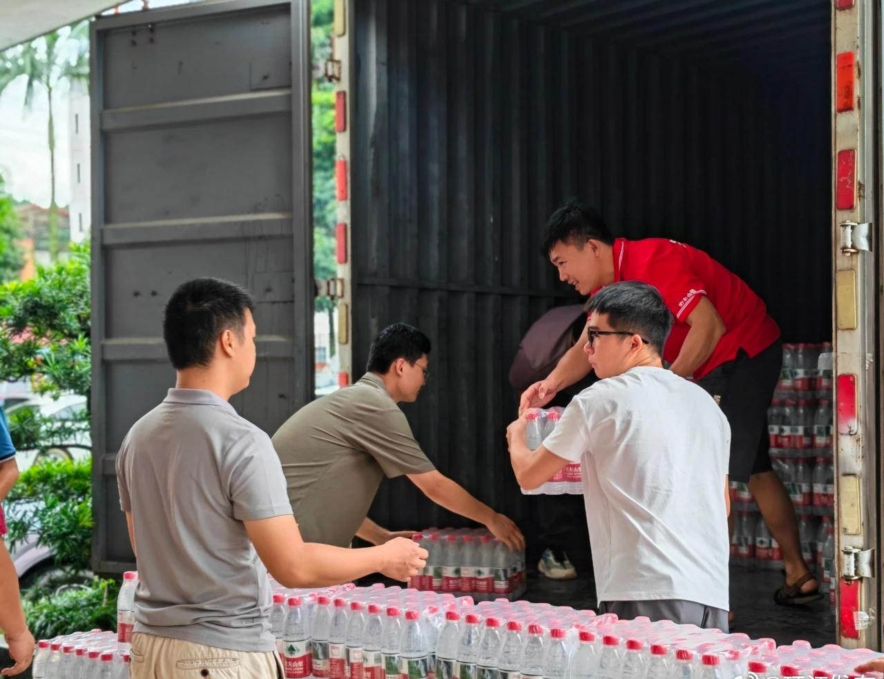 6月23日，农夫山泉股份有限公司向环江毛南族自治县龙岩乡捐赠300件饮用水，为防