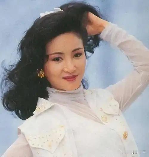 狄波拉早年家境坎坷，十几岁在歌舞团谋生，1973年一举拿下港姐冠军，又斩获亚洲小