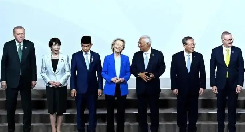 这是前几天G20峰会上的合影，大家可以看看，高市在人群中，是不是显得格格不入！从