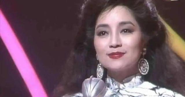1983年，何鸿燊给徐小凤颁奖，直勾勾的盯着她丰满的身材说：“你挣了这么多钱，今