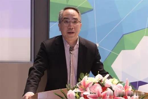 新加坡前国会议员吴俊刚今日发文写道：“上个月以来，‘印加坡’这个中文新名词突然在