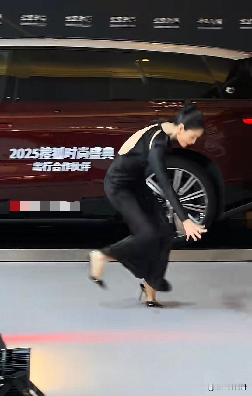 王媛可参加活动，差点摔倒，还好她稳住了，如果摔下去直接脸朝地了，明星参加活动穿的