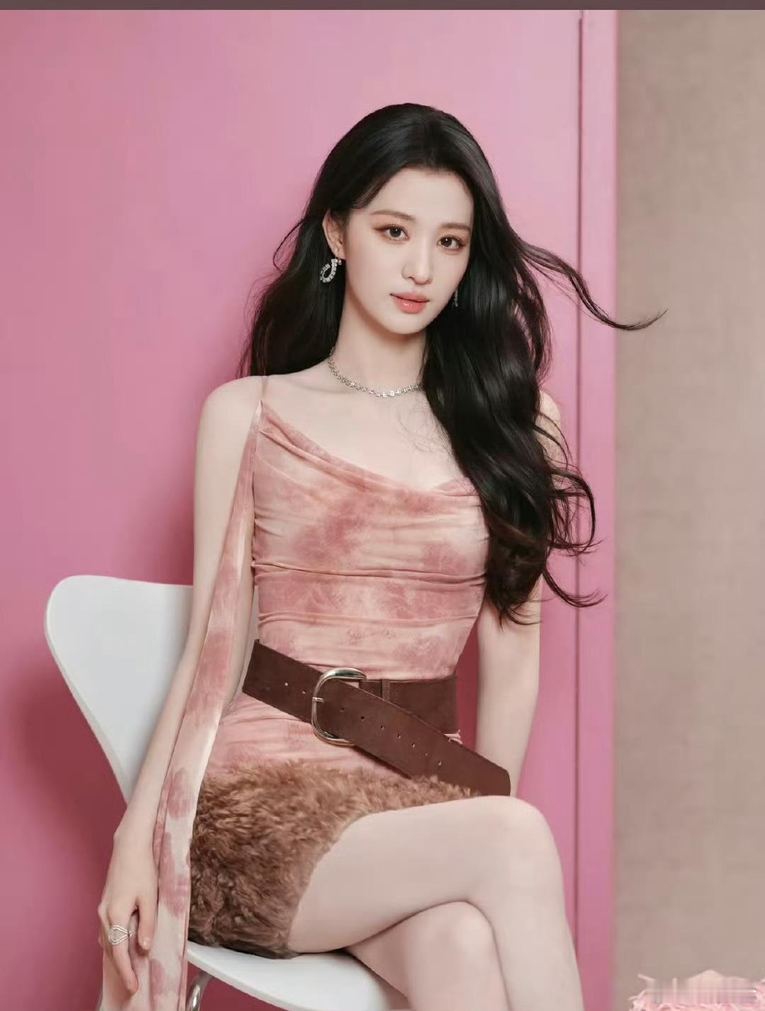 曝王楚然早就融了AI从早期被扒出使用AI合成物料做宣传，到如今被曝纳入AI艺人库