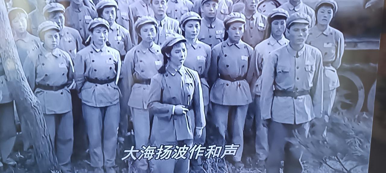 退休了，还能在家里上堂党课。这堂党课来自经典影片《英雄儿女》。王成牺牲前的那句“