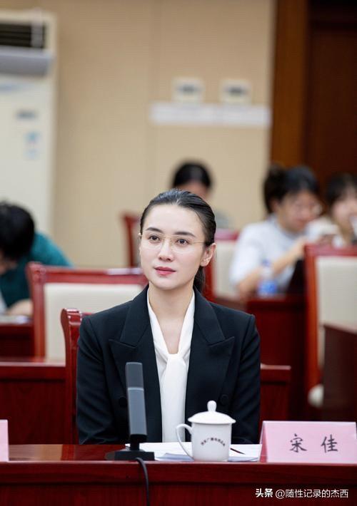 宋佳这在体制内得是什么样级别的呢？戴上眼镜之后的她气质温婉，有一股淡淡的书卷气，