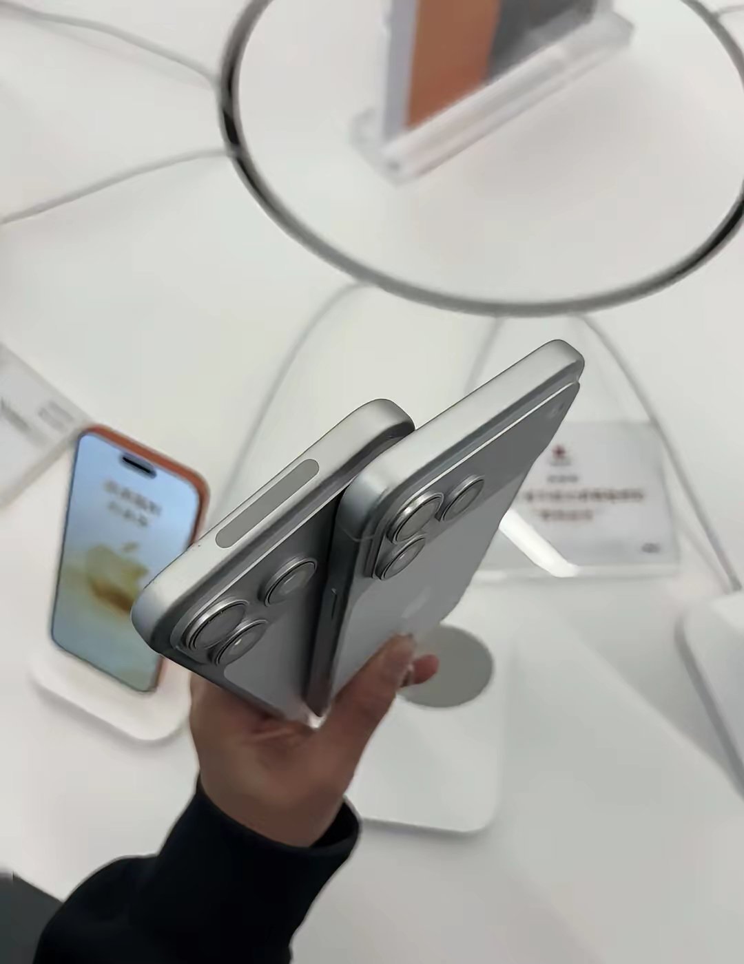 我买的17promax 为什么和店里不一样这就是网上价格便宜，跟店里的机器就是不