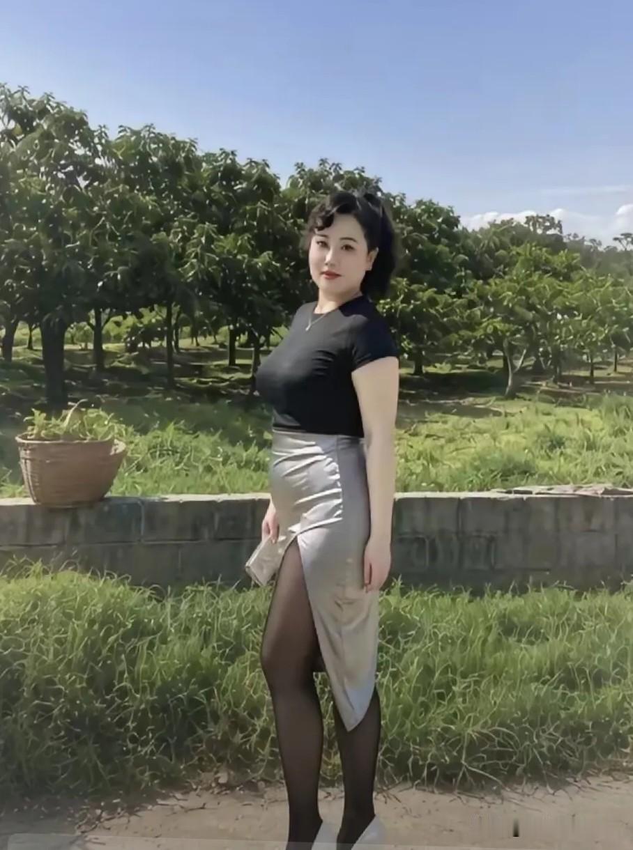 点绛唇·郊园闲立
 
翠树环堤，晴光漫洒郊原路。
素裙轻缕，静倚石垣处。
眉眼温