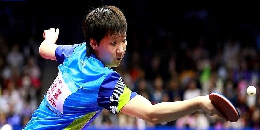 “孙颖莎一出手，弹幕就刷‘神仙’；王曼昱得分，评论区飘‘运气’。”

这是去年W