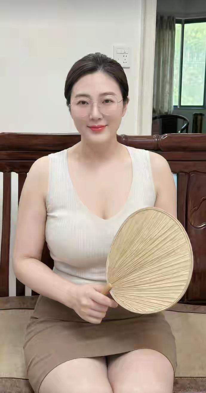 她长在了多少男人的审美点上，珠圆玉润，自信大方，一脸旺夫相！选老婆你会选这样的吗