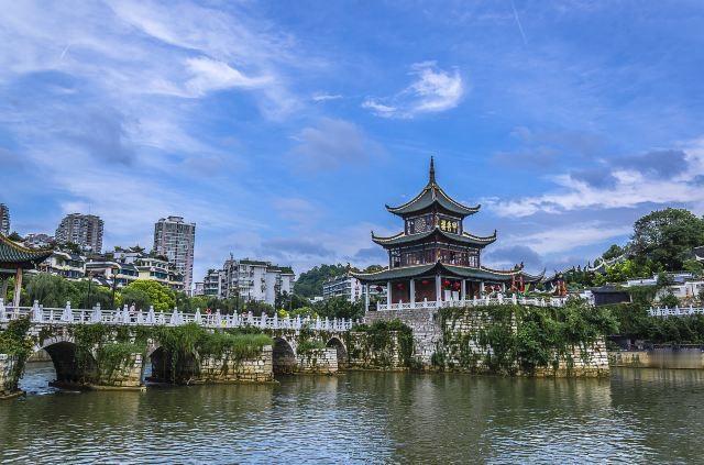 一位19年未曾联系的同学来贵阳游玩，邀我见面，我毫不犹豫地拒绝了。
      