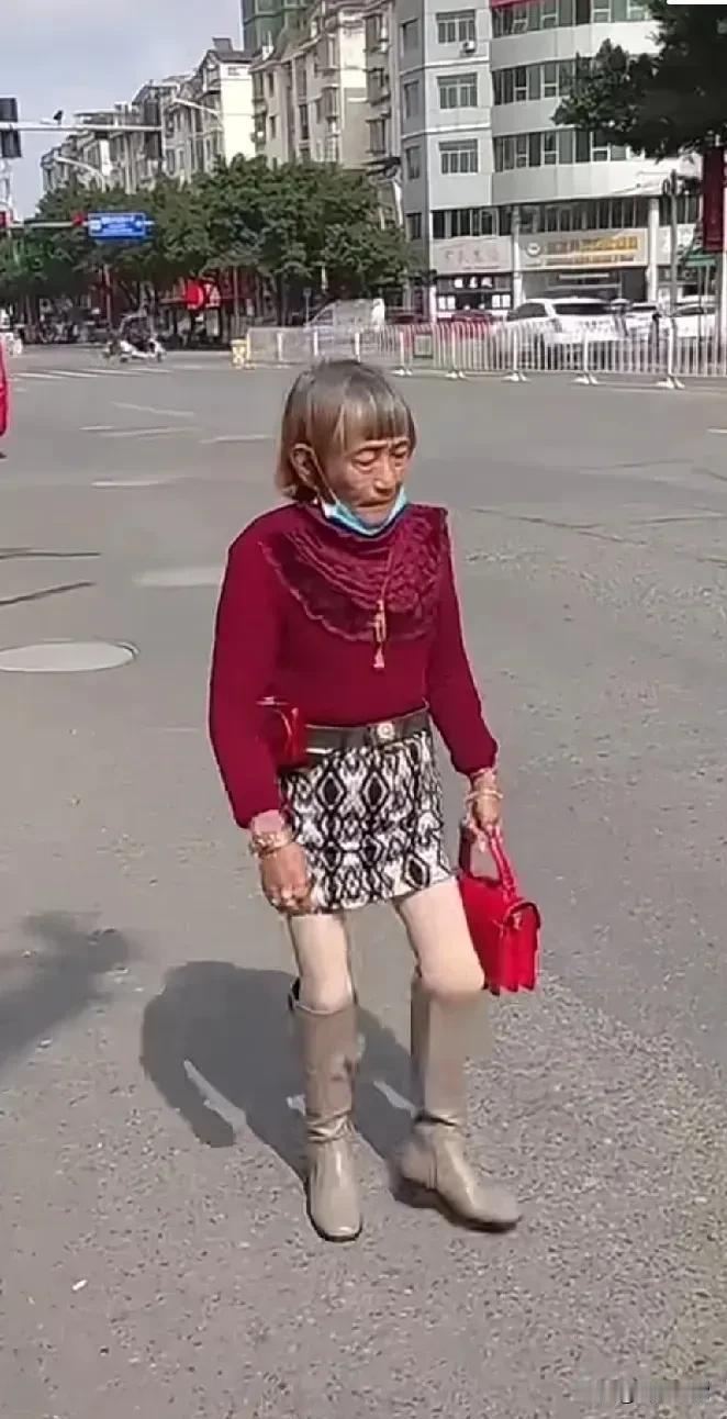 在街上走这位老人家太爱打扮了！这么大年纪的人，还穿高靴，超短裙，滕盖不怕冷吗？觉