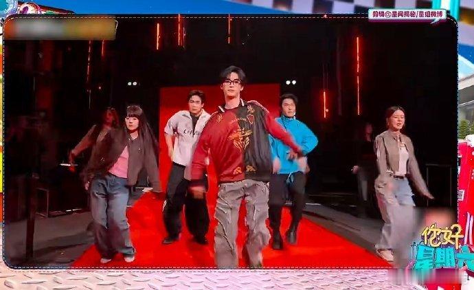 钟汉良丁程鑫跳舞 超前看点太惊喜，钟汉良带领丁程鑫合练舞蹈，专业又认真，舞台效果