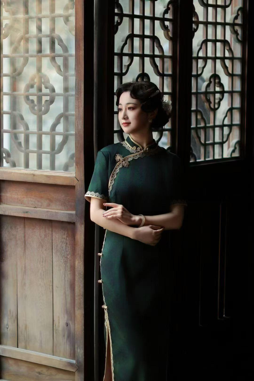 老门东的旗袍浪漫，藏着金陵的温柔 南京老门东的青砖黛瓦里，藏着最动人的江南韵味✨