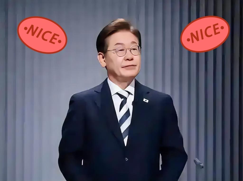 这一巴掌，扇得太响，

连大洋彼岸都能听见回音。

一个沉迷在白宫舞台深情献唱，