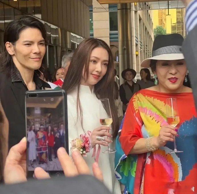 搞笑的是，郭碧婷像是向太的女儿更搞笑的， 路人手机里，直接把向佐裁掉了[喵喵] 