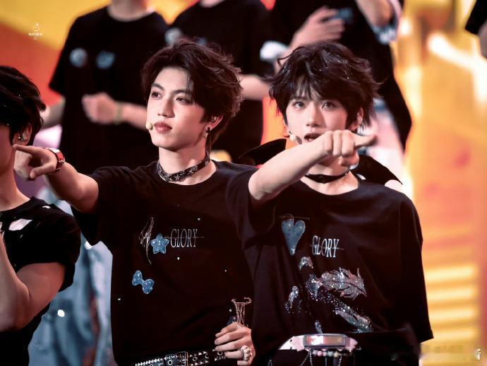 被这对少年的双人手势舞狠狠拿捏！张桂源张函瑞的动作同步率超高，举手投足间满是活力