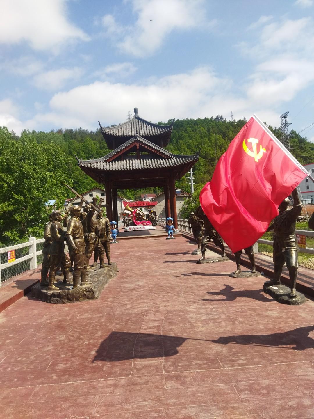 大美小河口

版图活像展翅鹰，
独傲孤飞伴白云。
湑水北来缠腰过，
岭头溪间百鸟