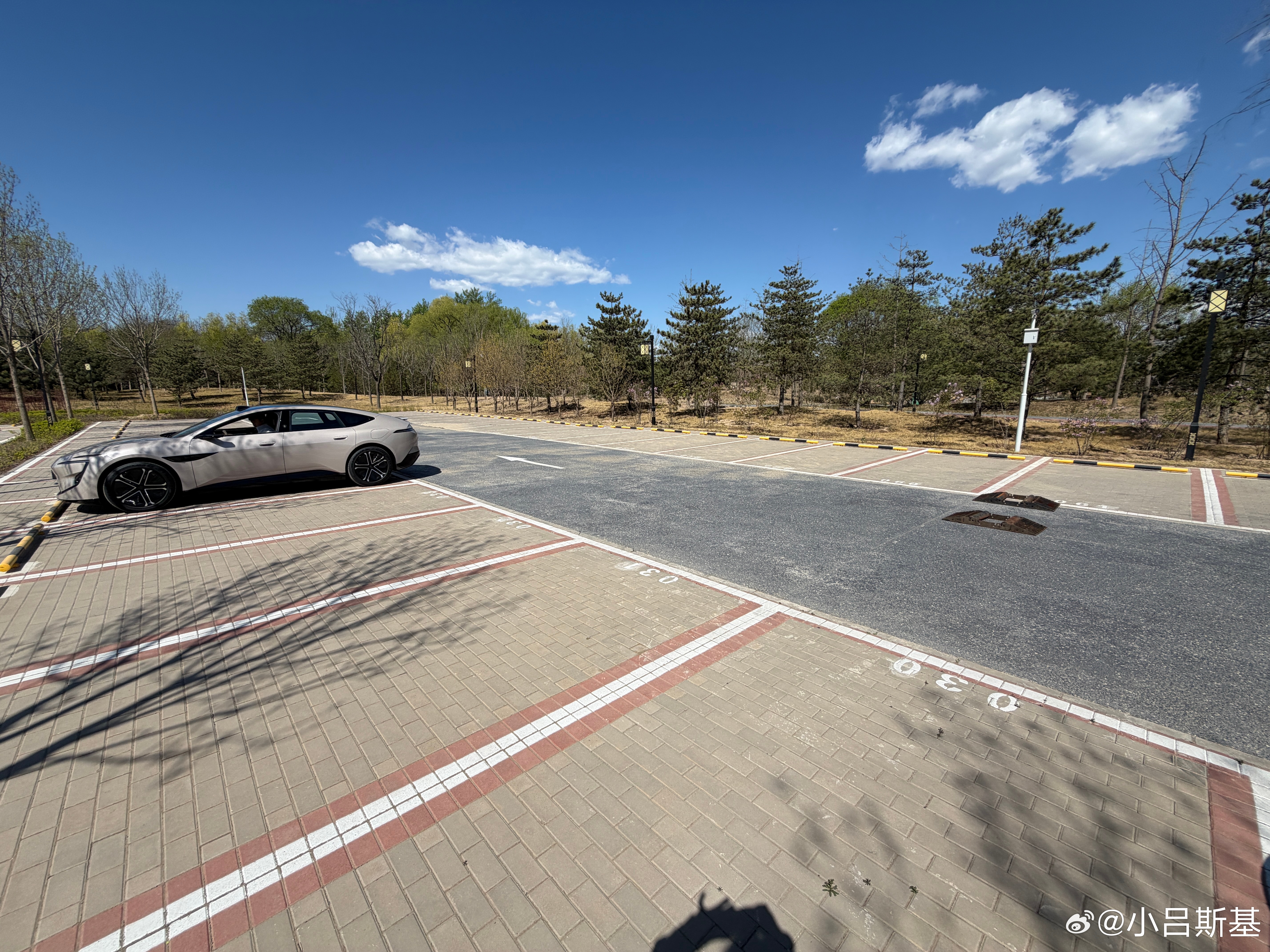 今天拿滑轮组测了下阿维塔12的脱困能力这台车是双电机后驱 所以能实现类似后桥差速