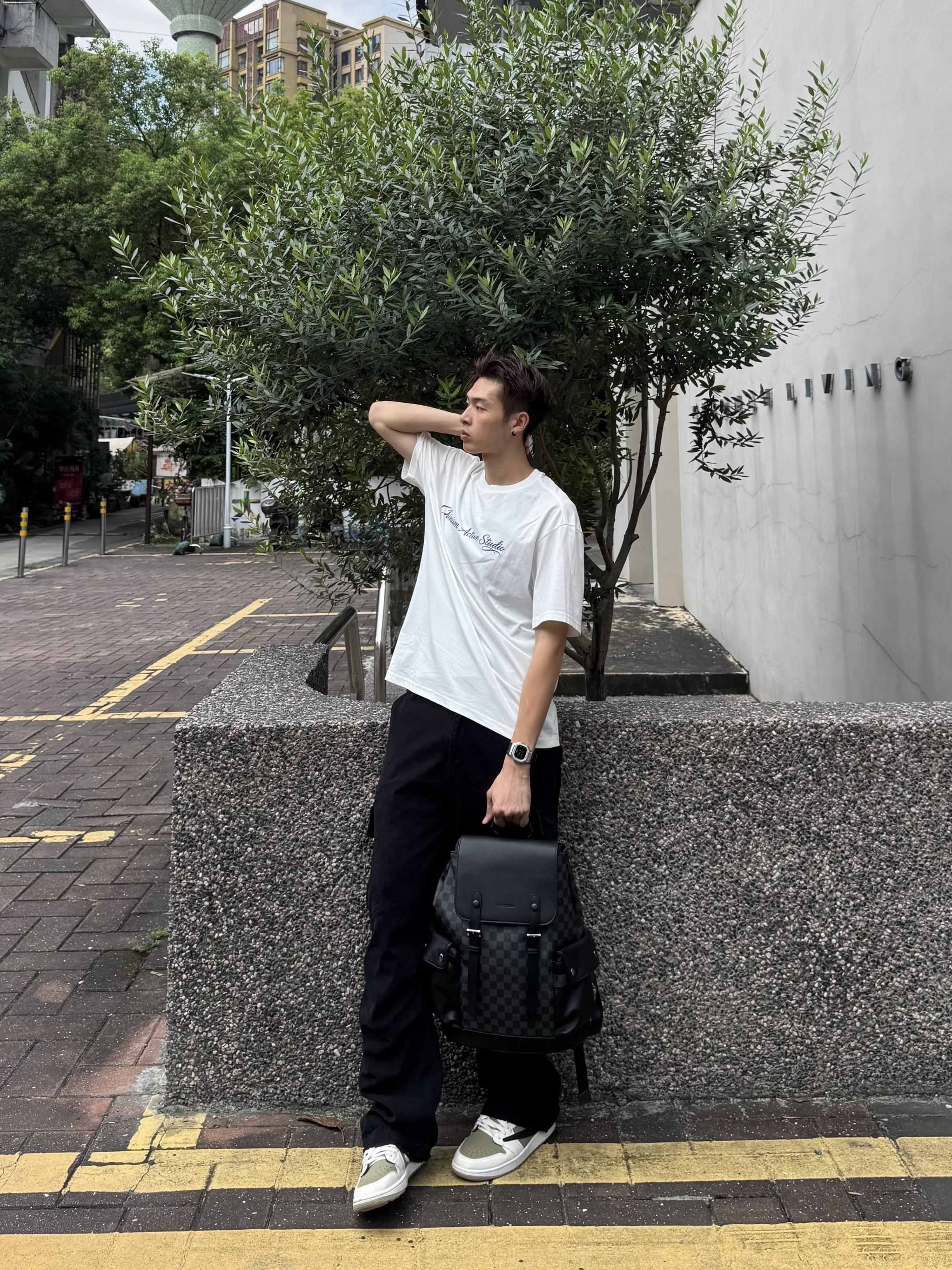 人总是痴迷于一些短暂又浪漫的瞬间。