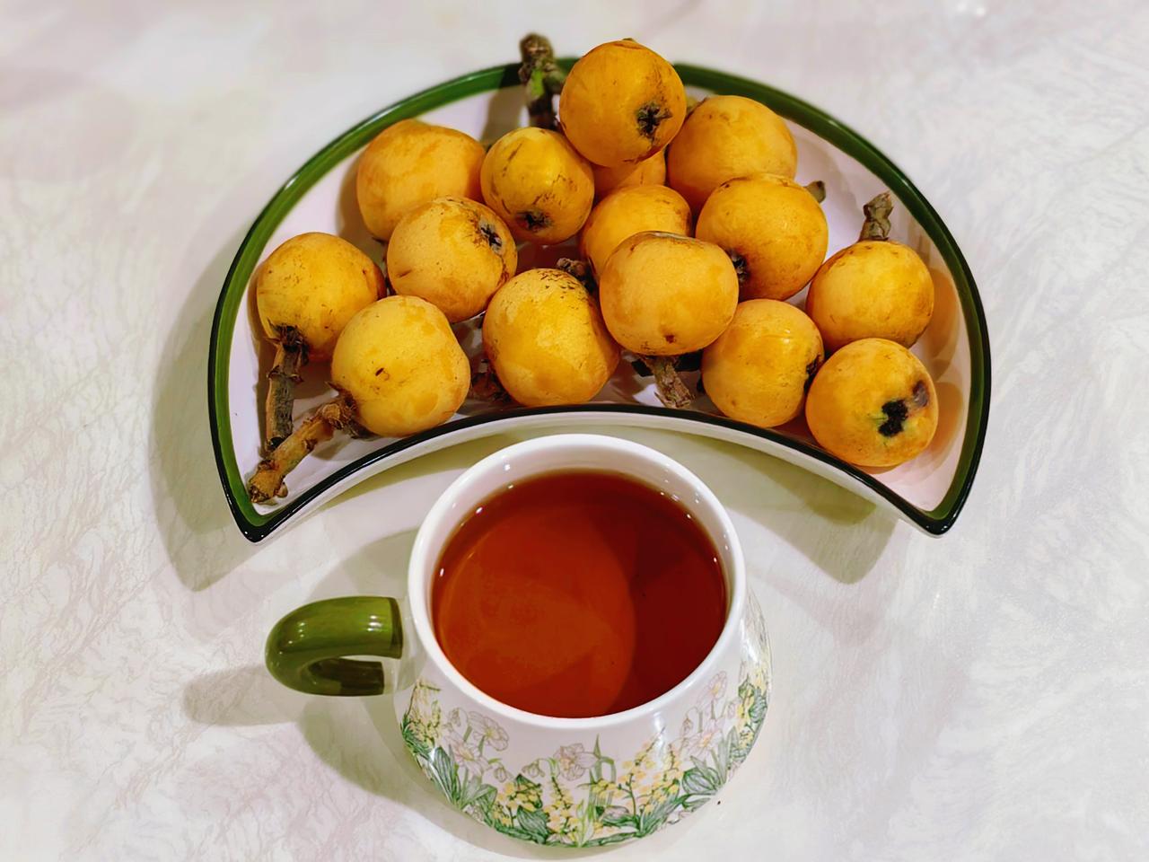 一些果，一杯茶，
一段惬意的时光，
果甜，茶香，好食～