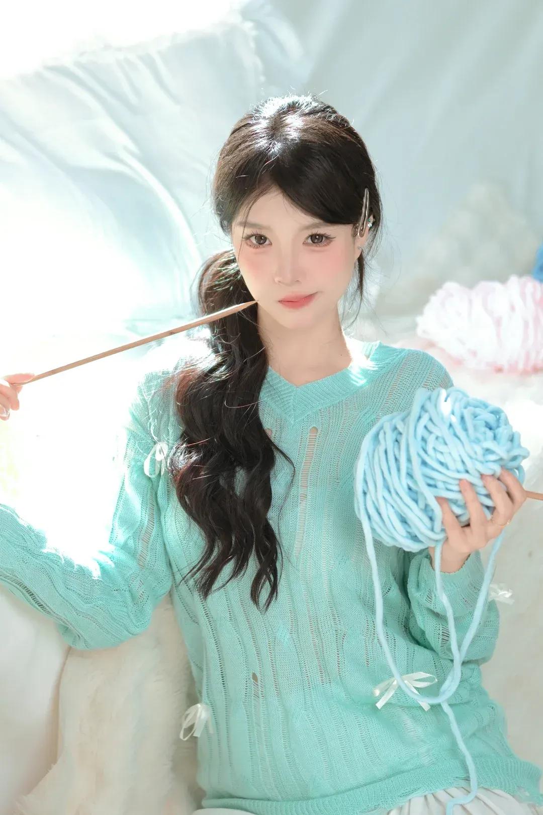 女人最耐看的长相是什么样的浅绿针织衫里的春日编织时光你是喜欢风情万种，还是温柔体