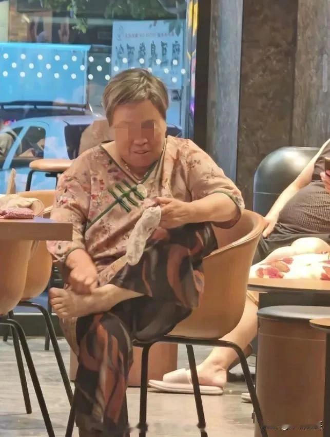 大妈把瑞幸咖啡当成自己家了！青岛一家瑞幸咖啡，一位大妈不点餐，自带吃喝，热了脱了