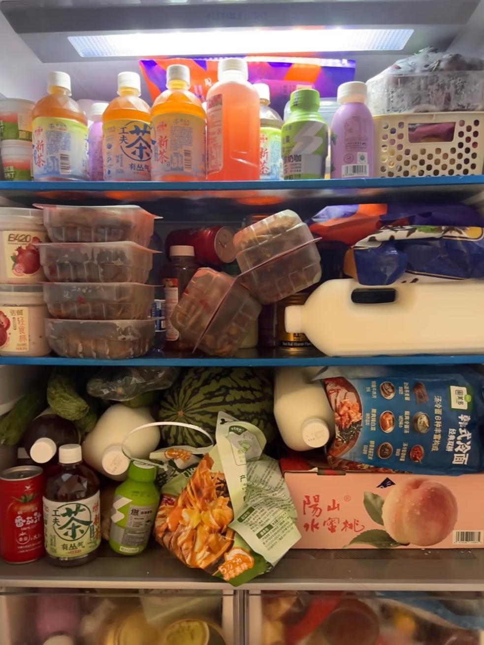这就是当代年轻人的冰箱

我们的原则很简单，可以不吃，但想吃的时候必须都有。
