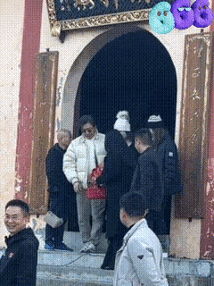 网友在岳阳古寺偶遇到李湘、王岳伦带着王诗龄出游，这是什么离婚后依旧梦幻联动的大场