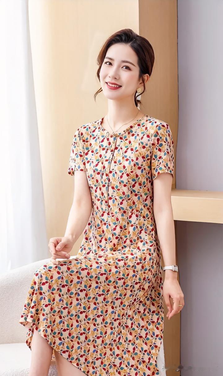 浅杏底裙缀满红蓝碎花，领口盘扣轻系温婉。窗纱漫透柔光，她端坐如春日花笺，笑意盈盈