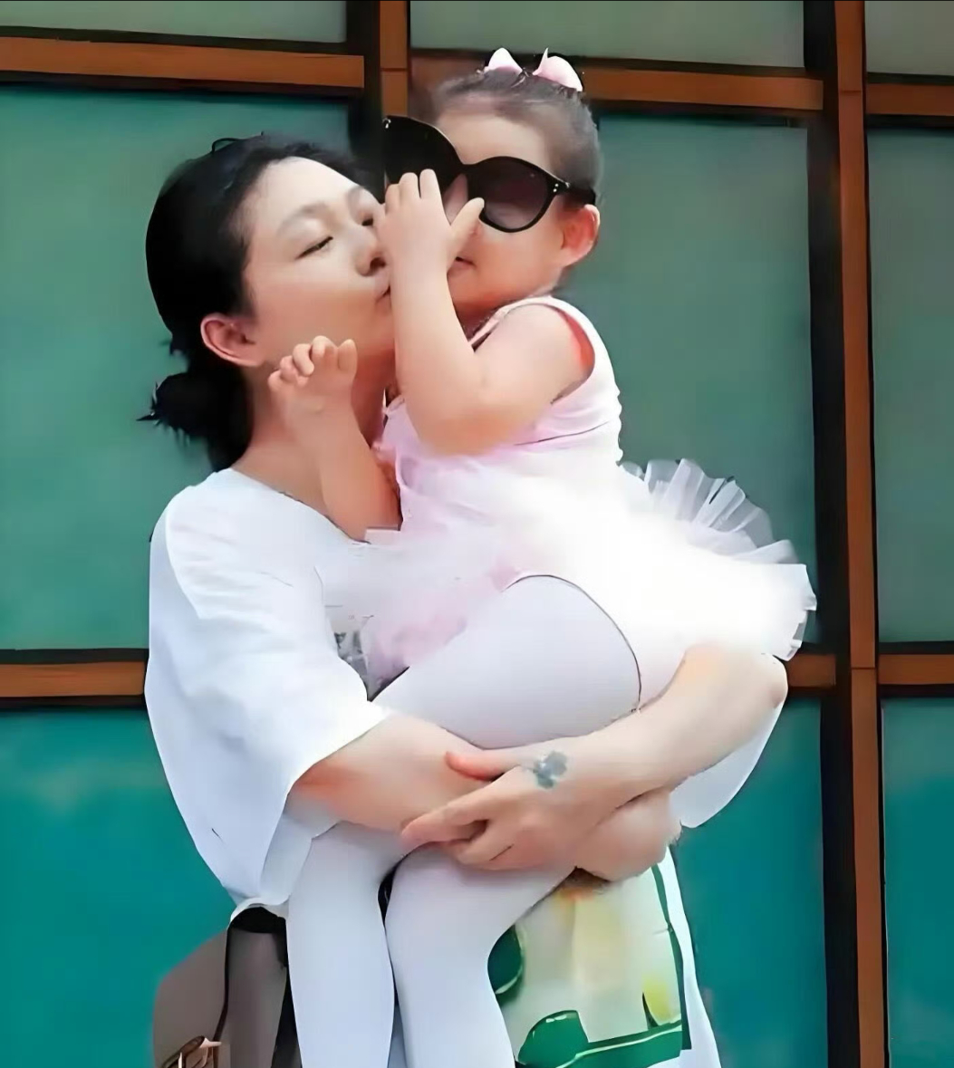 曝大S要把珠宝与名牌包留给女儿最近台媒曝出，她生前在手机备忘录里写了一段话：珠宝