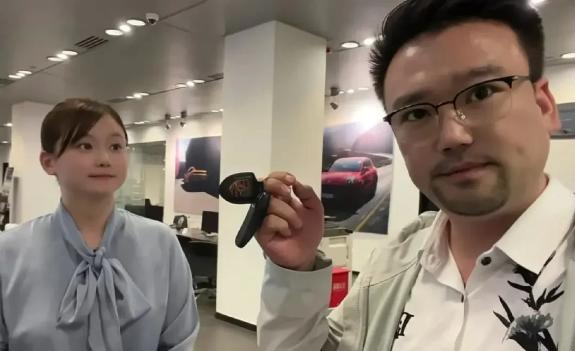 浙江杭州，一名男子开着自己的保时捷来到当地的保时捷4S店，试图蹭个车位。被店员拒