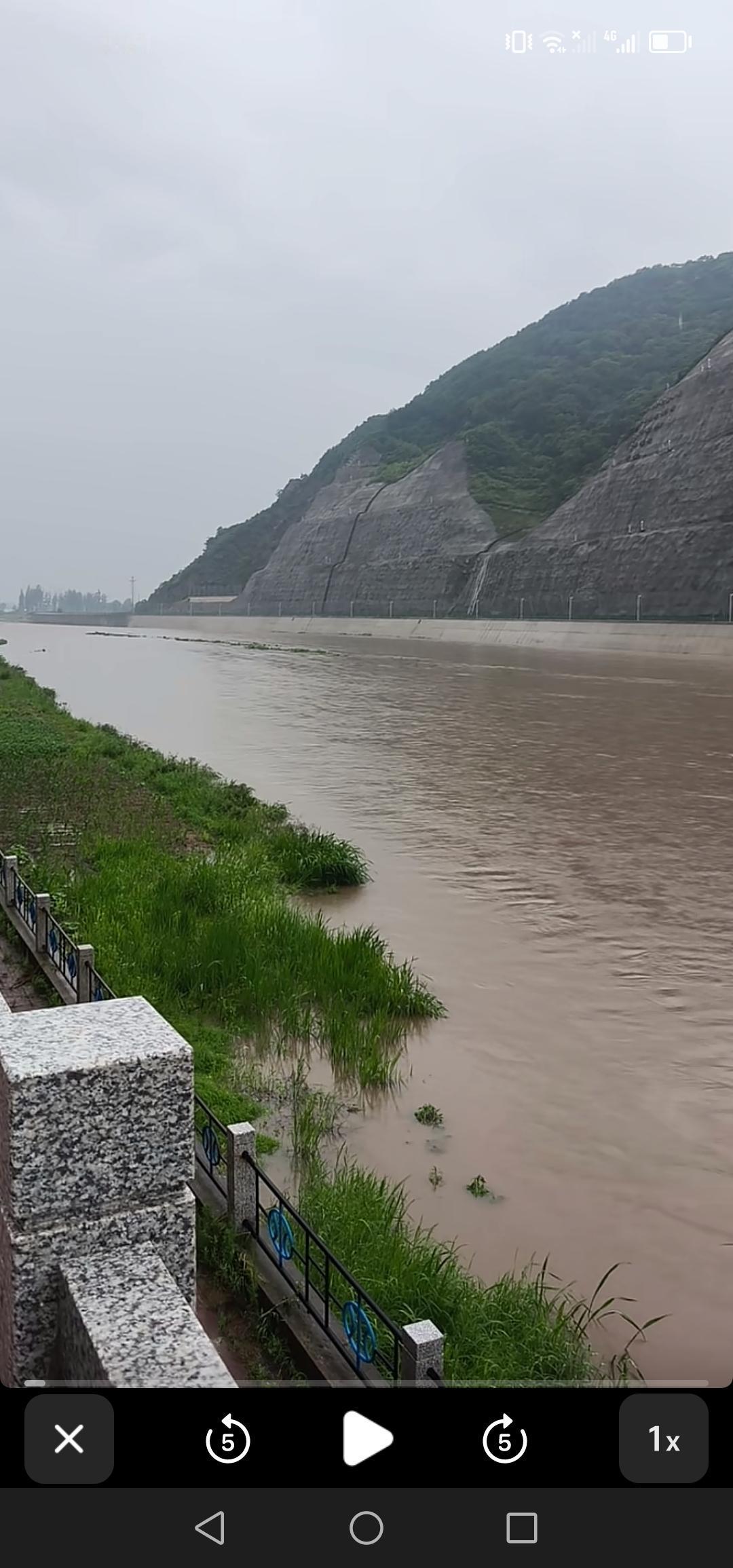 吉林市口前的温德河再次涨水，不过当地防洪工程修建精良，可保万无一失。

多年前，