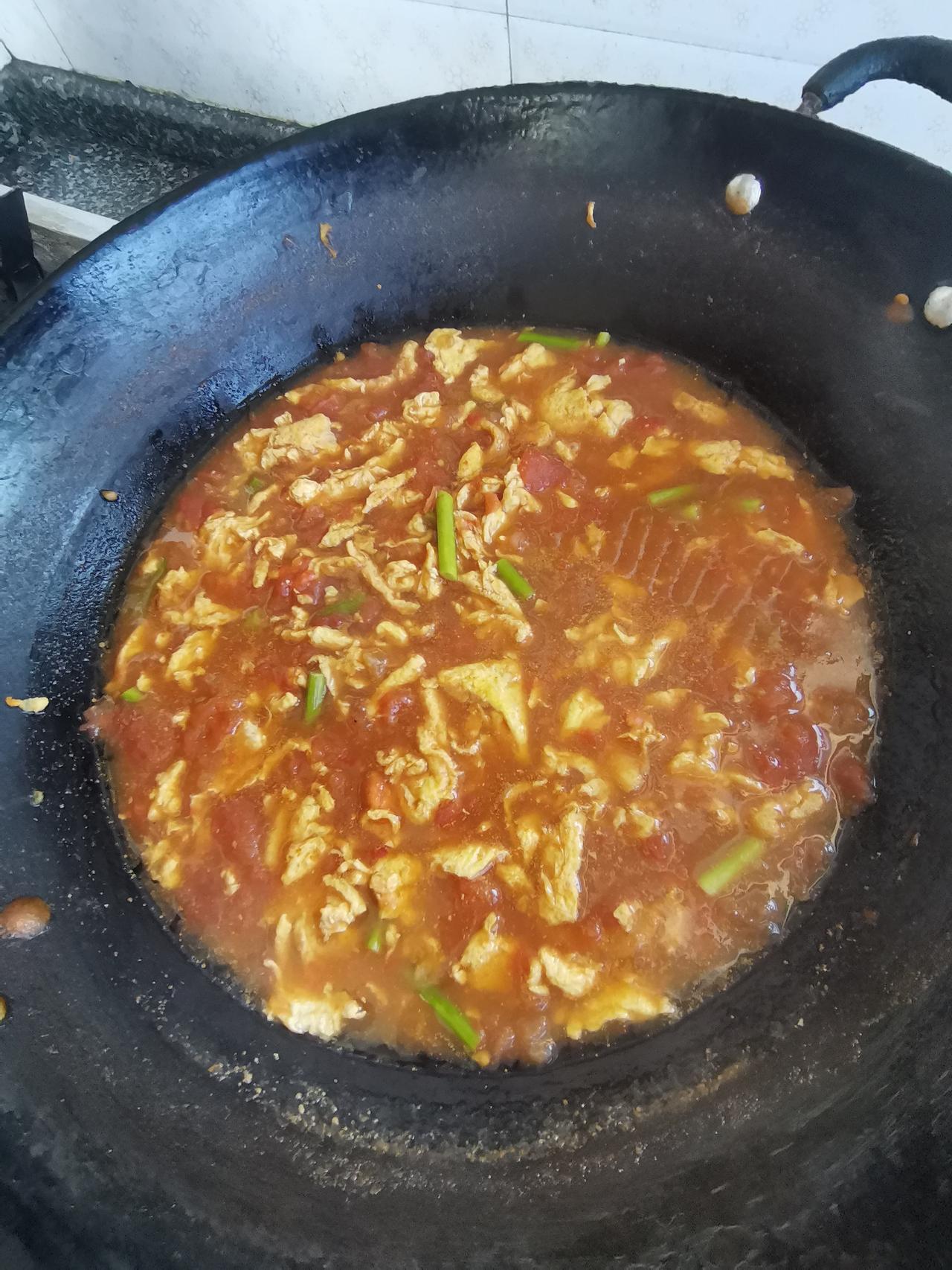 做饭的人也发愁，实在不知道吃啥，就吃鸡蛋西红柿面条吧，这个简单也好吃。

大家看