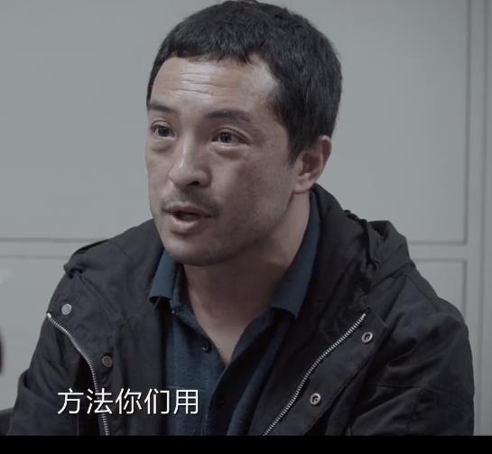 《我是刑警》的男主角富大龙熬到第30集终于出场了！
不大熟悉这个演员，怎么感觉这