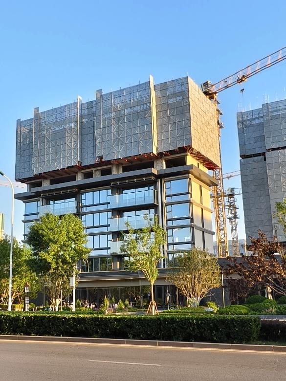 天津西站南广场城市更新改造项目，新建楼宇已进入玻璃安装阶段。不远的将来，此处将成