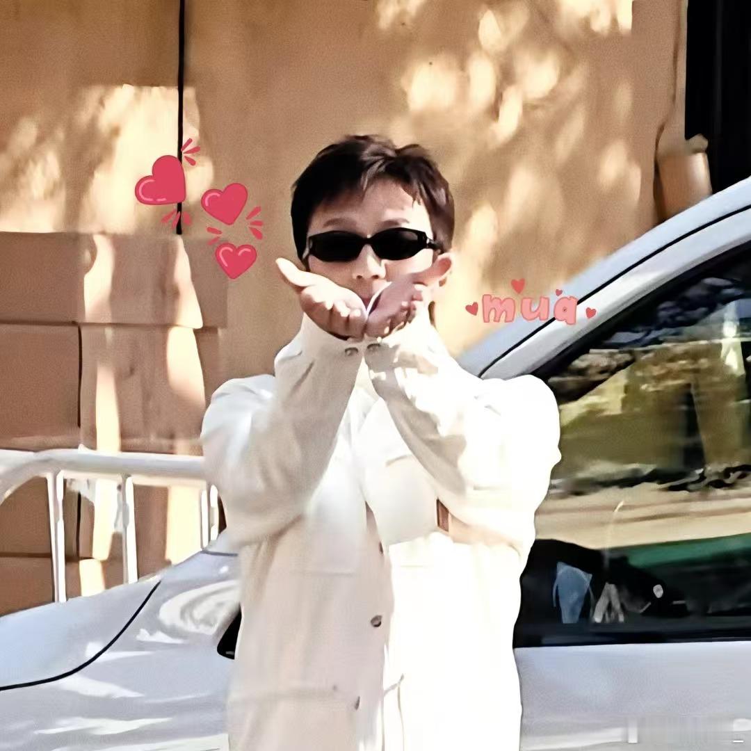 谁来管管这个邓超邓超春晚彩排的路透也太可爱了吧！穿白衣服看着斯斯文文，跟粉丝打招