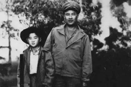 1949 年，白崇禧从海口飞往台湾。到台之后，原配马佩璋曾和儿子白先勇提起一段陈