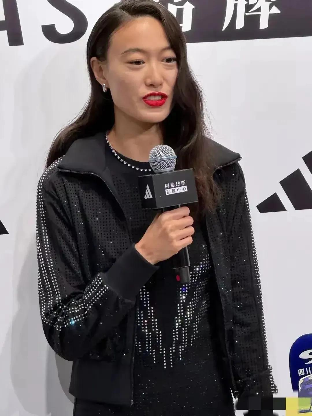 陈冠希的老婆秦舒培参加活动的近照，感觉她也过得很松弛，从她脸上的线条来看，特别自