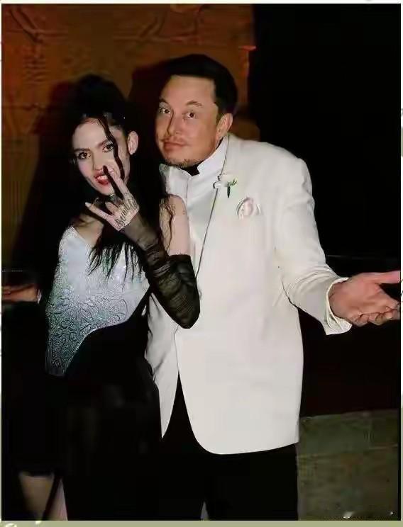 看见了吧！摊手就是马斯克的习惯而已，不要过分解读。
大概率日常生活中库克就是喜欢