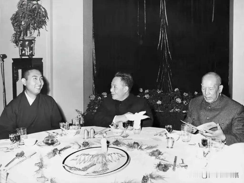 1960年11月，时任上海市委第二书记的陈丕显与中央统战部部长李维汉在上海宴请十