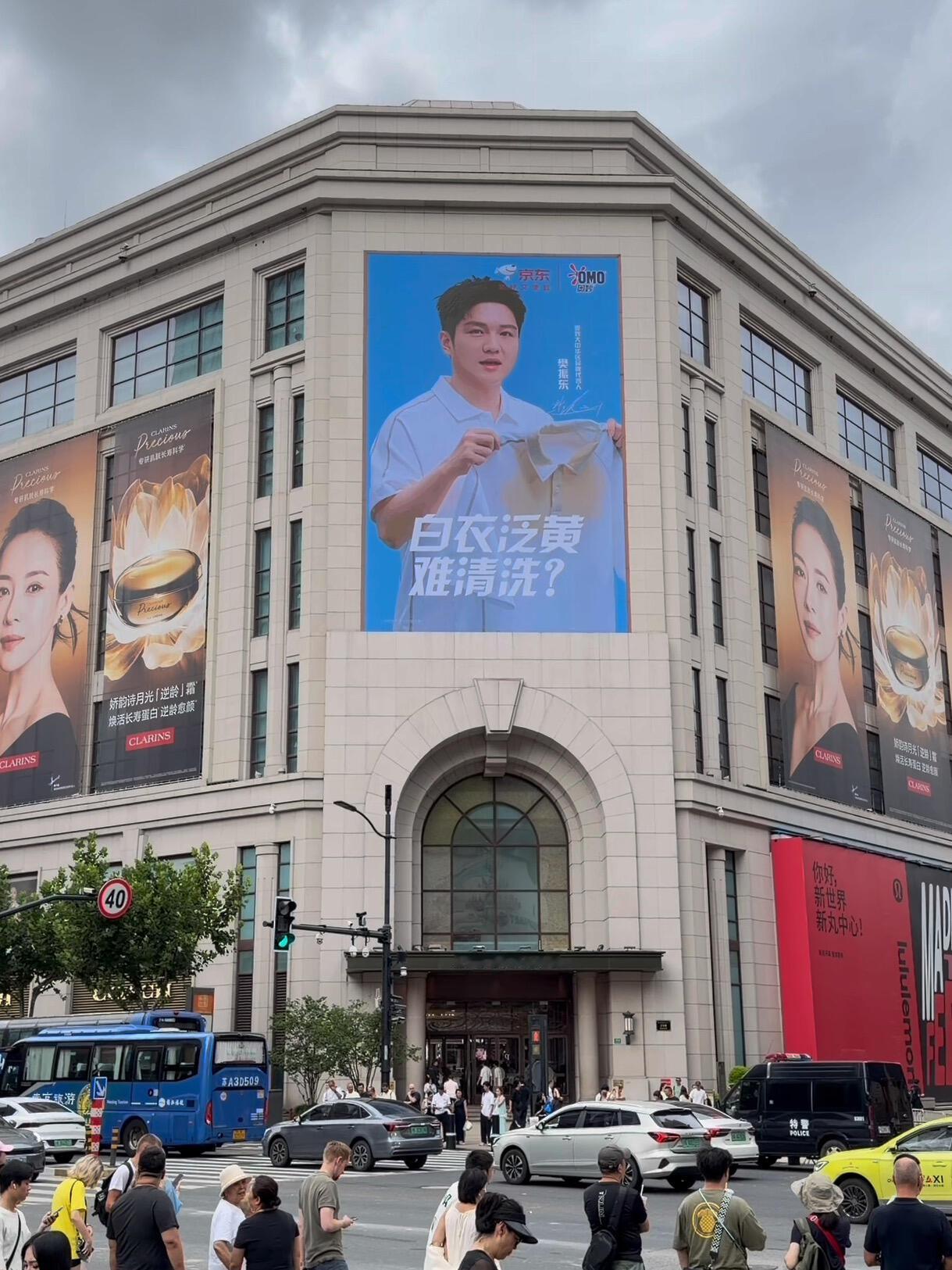 东哥是这块屏幕的常驻嘉宾，凯迪拉克也是这块，真的太看重东哥了，大满贯的实力！
上