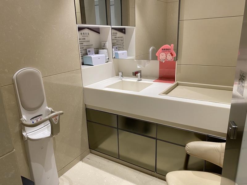 商场吸烟室紧挨母婴室引众怒！后续大快人心，商家终于低头了
 
你敢信吗？商场里，