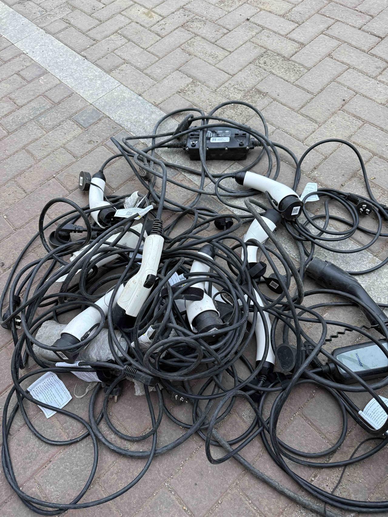 今天收到了一批充电枪。车充电枪 这些充电枪看起来质量还不错，外壳很结实，拿在手里