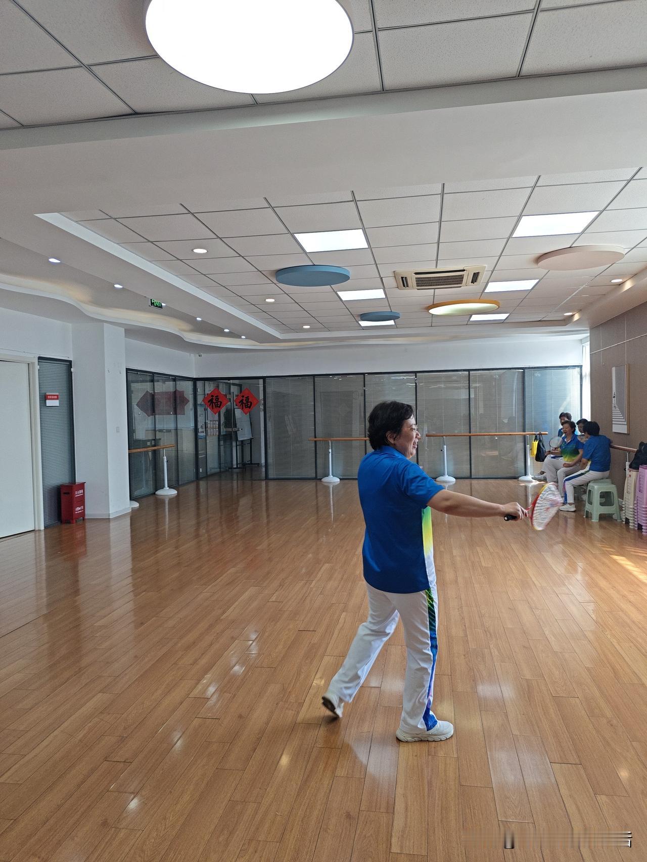 柔力球演出我不上台，当个备份照样乐呵呵
 
社区纳凉晚会马上要开场，我们柔力球队